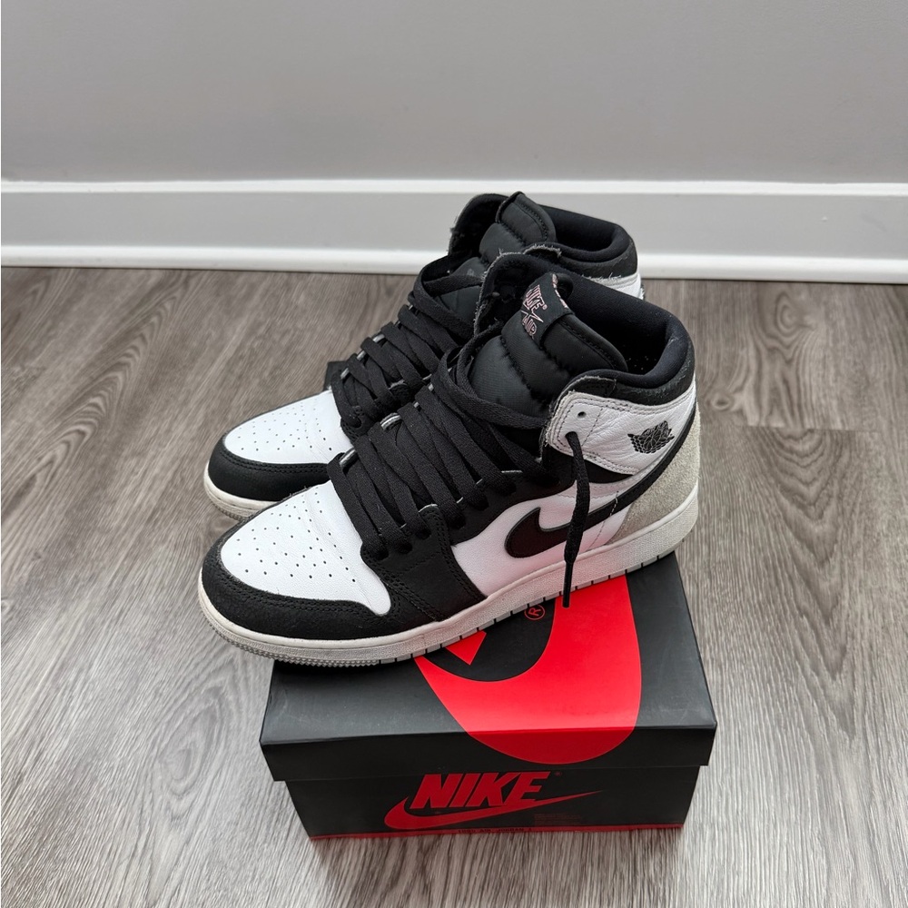 Jordan 1 Retro High OG
Bleached Coral (GS) comes with 3 sets of laces